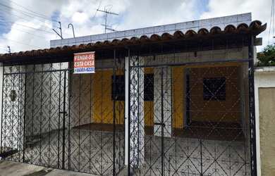 Imagem: A casa possui 3 Dormitórios, 2 Banheiros, 2 Vagas na garagem