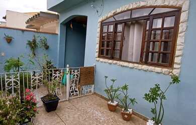 Imagem: A casa possui 5 Dormitórios, 4 Banheiros, 3 Vagas na garagem