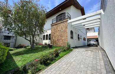 Imagem: A casa possui 3 Dormitórios, 3 Banheiros, 4 Vagas na garagem