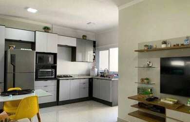 Imagem: A casa possui 3 Dormitórios, 2 Banheiros, 2 Vagas na garagem