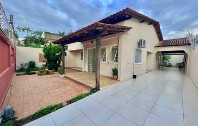 Imagem: A casa possui 3 Dormitórios, 2 Banheiros, 1 Vaga na garagem