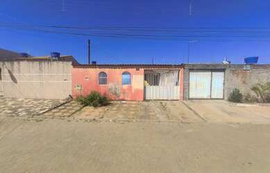 Imagem: A casa possui 2 Dormitórios, 1 Banheiro, 2 Vagas na garagem