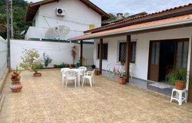 Imagem: A casa possui 2 Dormitórios, 1 Banheiro e 1 Vaga na garagem