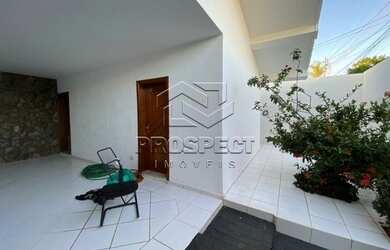 Imagem: A casa possui 3 Dormitórios, 4 Banheiros, 2 Vagas na garagem