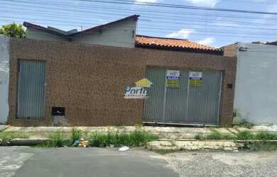 Imagem: A casa possui 3 Dormitórios, 1 Banheiro, 1 Vaga na garagem