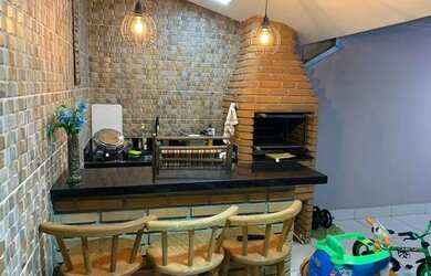 Imagem: A casa à venda possui 2 Dormitórios, 1 Banheiro, 2 Vagas na