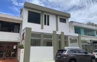 Imagem: A casa possui 4 Dormitórios, 5 Banheiros, 5 Vagas na garagem