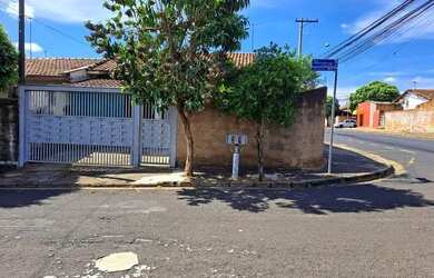 Imagem: A casa possui 3 Dormitórios, 2 Banheiros, 3 Vagas na garagem