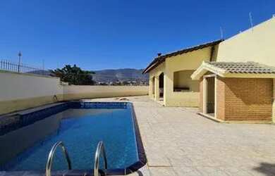 Imagem: A casa possui 4 Dormitórios, 5 Banheiros, 4 Vagas na garagem