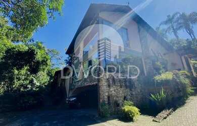 Imagem: A casa possui 4 Dormitórios, 2 Banheiros, 5 Vagas na garagem