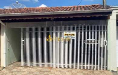 Imagem: A casa possui 3 Dormitórios, 2 Banheiros, 2 Vagas na garagem