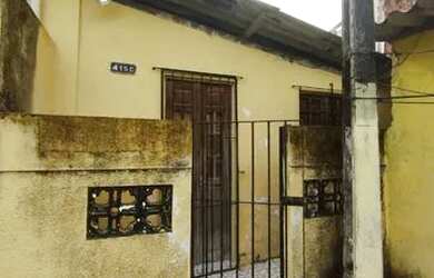 Imagem: A casa possui 3 Dormitórios, 2 Banheiros, 5 Vagas na garagem