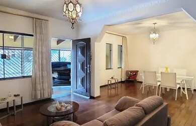 Imagem: A casa possui 4 Dormitórios, 2 Banheiros, 2 Vagas na garagem