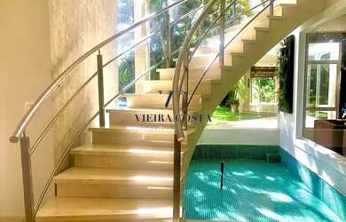 Imagem: A casa possui 4 Dormitórios, 5 Banheiros, 4 Vagas na garagem