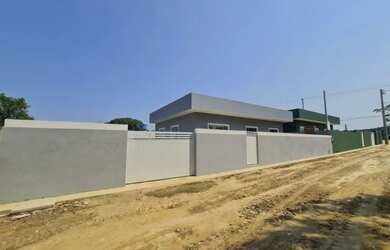 Imagem: A casa possui 3 Dormitórios, 2 Banheiros, 3 Vagas na garagem