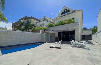 Imagem: A casa em condomínio possui 4 Dormitórios, 4 Banheiros, 2