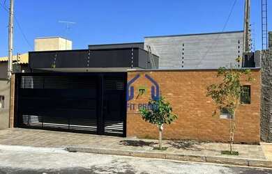 Imagem: A casa possui 2 Dormitórios, 2 Banheiros, 2 Vagas na garagem