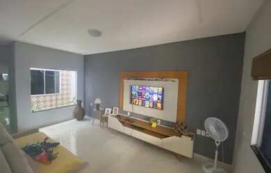 Imagem: A casa possui 2 Dormitórios, 2 Banheiros, 2 Vagas na garagem