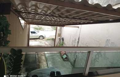 Imagem: A casa possui 2 Dormitórios, 2 Banheiros, 2 Vagas na garagem