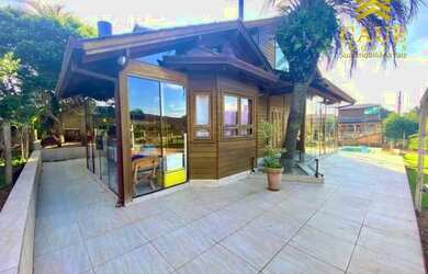 Imagem: A casa em condomínio possui 3 Dormitórios, 3 Banheiros e 600m²