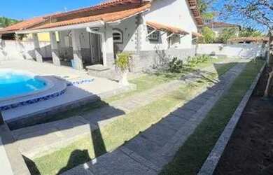 Imagem: A casa possui 4 Dormitórios, 2 Banheiros, 1 Vaga na garagem