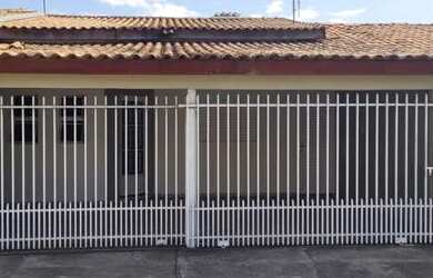 Imagem: A casa possui 2 Dormitórios, 1 Banheiro, 2 Vagas na garagem