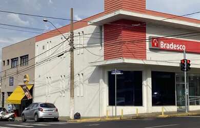 Imagem: O depósito possui 5 Vagas na garagem, 656m² de Área e está