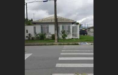 Imagem: A casa possui 2 Dormitórios, 1 Banheiro, 2 Vagas na garagem