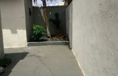 Imagem: A casa possui 3 Dormitórios, 3 Banheiros, 2 Vagas na garagem