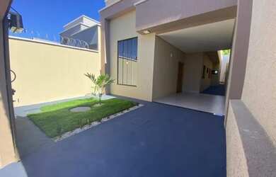 Imagem: A casa possui 3 Dormitórios, 2 Banheiros, 2 Vagas na garagem