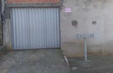 Imagem: A casa possui 2 Dormitórios, 1 Banheiro, 1 Vaga na garagem