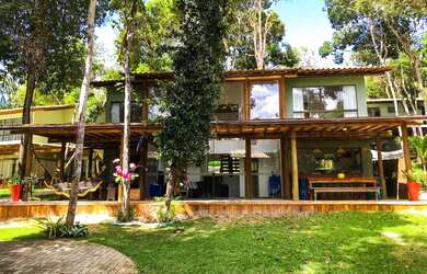 Imagem: A casa possui 4 Dormitórios, 2 Banheiros, 4 Vagas na garagem