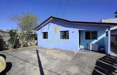 Imagem: A casa possui 3 Dormitórios, 2 Banheiros, 4 Vagas na garagem