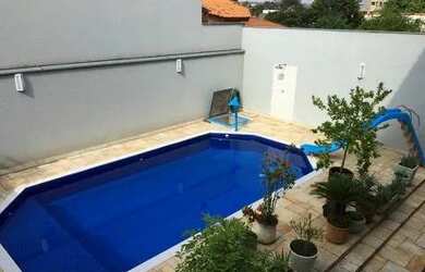 Imagem: A casa possui 3 Dormitórios, 1 Banheiro, 2 Vagas na garagem