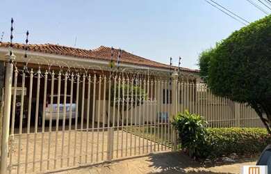 Imagem: O depósito possui 2 Vagas na garagem, 251m² de Área e está