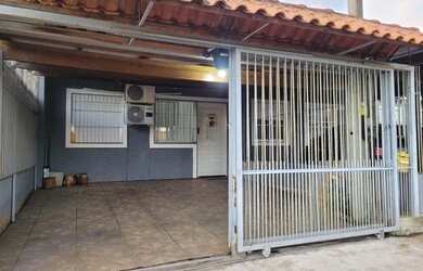 Imagem: A casa possui 2 Dormitórios, 1 Banheiro, 2 Vagas na garagem