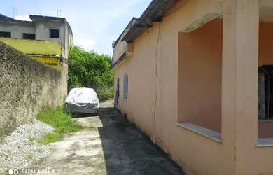 Imagem: A casa possui 3 Dormitórios, 2 Banheiros, 5 Vagas na garagem