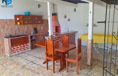 Imagem: A casa possui 2 Dormitórios, 2 Banheiros, 4 Vagas na garagem