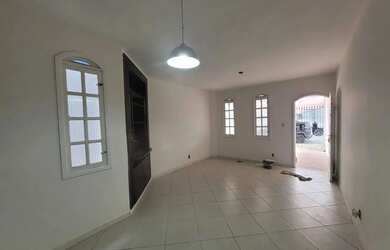 Imagem: A casa possui 3 Dormitórios, 5 Banheiros, 2 Vagas na garagem