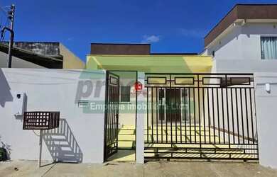 Imagem: A casa possui 3 Dormitórios, 1 Banheiro, 2 Vagas na garagem