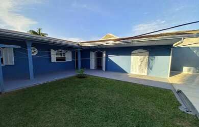 Imagem: A casa possui 3 Dormitórios, Acomodam 6 pessoas, 1 Vaga na