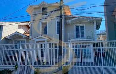 Imagem: A casa possui 4 Dormitórios, 4 Banheiros, 5 Vagas na garagem