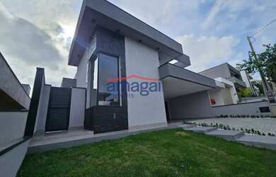 Imagem: A casa possui 3 Dormitórios, 3 Banheiros, 2 Vagas na garagem