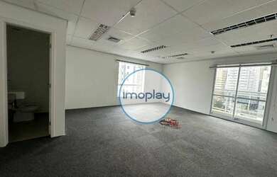 Imagem: O depósito possui 4 Vagas na garagem, 157m² de Área e está