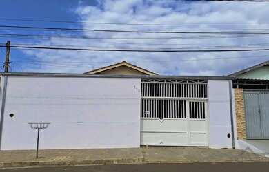 Imagem: A casa possui 2 Dormitórios, 2 Banheiros, 2 Vagas na garagem