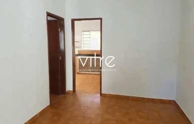 Imagem: A casa possui 2 Dormitórios, 2 Banheiros, 2 Vagas na garagem