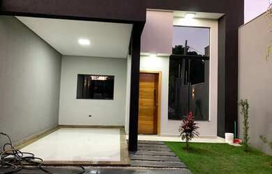 Imagem: A casa possui 3 Dormitórios, 2 Banheiros, 2 Vagas na garagem