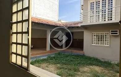 Imagem: A casa possui 4 Dormitórios, 5 Banheiros, 2 Vagas na garagem