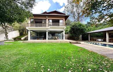 Imagem: A casa possui 5 Dormitórios, 5 Banheiros, 4 Vagas na garagem