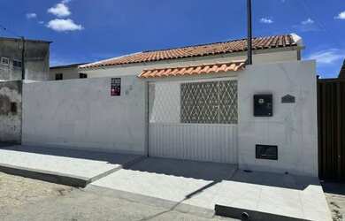 Imagem: A casa à venda possui 2 Dormitórios, 2 Banheiros, 1 Vaga na